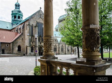  La Porte de la Cathédrale de Hildesheim: Un Monument Médiéval à la Gloire Divine