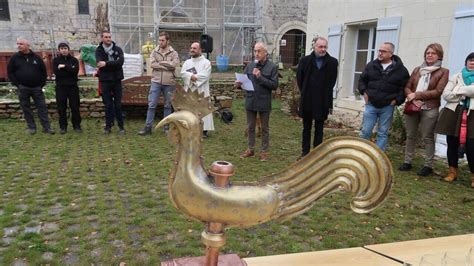 Le Coq de l'Aube : Une symphonie d'émail et de fierté ancestrale!