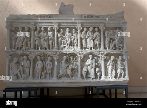 Le Sarcophage de Junius Bassus ! Une Exploration Audacieuse de l'Au-Delà