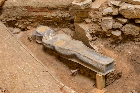 Le Sarcophage de S. Laurent! Une Ode à la Foi et au Mystère Éternel