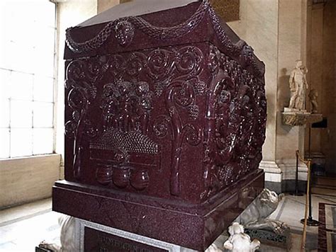 Le Sarcophage de Sainte-Justine! Une Ode à la Mort et à la Résurrection Chrétienne dans l’Art Funéraire Romain