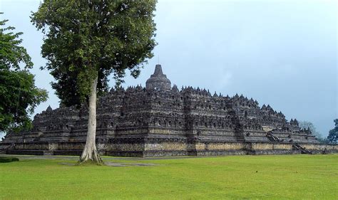 Le Temple de Barabudur: Une Architecture Colossale aux Mystères Intriguants !