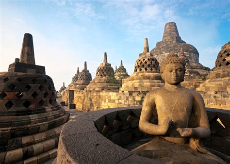 Le Temple de Borobudur: Un Monument à la Transcendance et aux mystères de l'Univers!