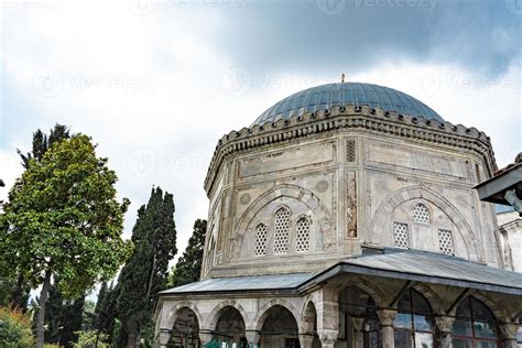 Le Tombeau de Sultan Süleyman à Bursa: Une Symphonie en Marbre et en Mosaïque!