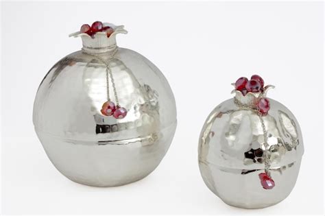  Le Vase aux fleurs de grenade : Symbole d'abondance et joyau miniature de la céramique iranienne !